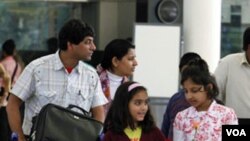 Serombongan warga India yang tinggal di Mesir tiba di bandara Mumbai, Senin (1/31). Berbagai negara lain juga berusaha mengungsikan warganya ke luar Mesir.