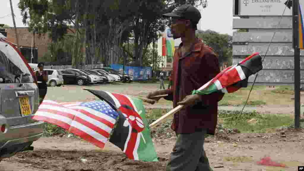 Un veundeur de rue et ses drapeaux, Nairobi, 24 juillet 2015.