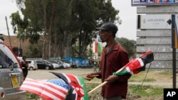 ជន​ជាតិ​កេនយ៉ា​កំពុង​លក់​ទង់ជាតិ​កេនយ៉ា និង​ទង់ជាតិ​អាមេរិក​ក្នុង​ទីក្រុង​ណៃរ៉ូប៊ី នៅថ្ងៃសុក្រនេះ​ នៅក្នុង​ដំណើរ​ទស្សនកិច្ច​លើក​ដំបូង​របស់​ប្រធានាធិបតី​បារ៉ាក់អូបាម៉ា ចាប់តាំងពីលោក​បាន​ជាប់​ឆ្នោត​នៅ​ឆ្នាំ២០០៦។