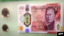 ธนบัตร 50 ปอนด์ของอังกฤษที่มีพระบรมฉายาลักษณ์ของสมเด็จพระเจ้าชาลส์ที่ 3 ถูกนำมาแสดงที่พิพิธภัณฑ์ธนาคารแห่งชาติของอังกฤษ ในกรุงลอนดอน เมื่อวันที่ 27 ก.พ. 2024 