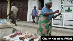 Des vendeurs de produits aphrodisiaques installés le long des routes à Goma, le 7 octobre 2017. (VOA/Charly Kasereka)