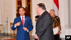 마이크 폼페오 미 국무장관과 조코 위도도 인도네시아 대통령이 지난 2018년 8월 자카르타 메르데카 대통령궁에서 회담하고 있다. 