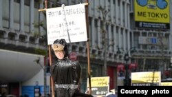 စစ်အာဏာသိမ်း(၄)နှစ်ပြည့်အဖြစ် ဂျပန်နိုင်ငံ တိုကျိုမြို့ မြန်မာသံရုံးရှေ့သို့ ချီတက် ဆန္ဒပြကြသူများ (Photo: Jame Thanlwin/ Thi Ha Aung)