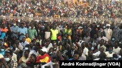 Vue du meeting de l&#39;opposant Dr Succès Masra président du parti les Transformateurs au stade Idriss Mahamat Ouya (VOA/André Kodmadjingar).