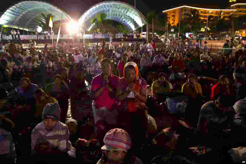 A.G. Praxida (ខាង​ឆ្វេង​កណ្តាល) និង Mary Josephine Warnakulasuriya ថ្វាយ​បង្គុំ​​ជាមួយ​នឹង​មនុស្ស​ដទៃ​ទៀត នៅ​ពេល​ដែល​ពួក​គេ​កំពុង​រង់​ចាំចូល​រួម​ការ​និយាយ​​ទៅ​មហាជន​ដោយ​សម្តេច​ប៉ាប Francis នៅ​សួន Galle Face Green ក្នុង​ក្រុង កូឡុំប៊ូ ប្រទេស​ស្រីលង្កា នៅ​ថ្ងៃទី១៣ ខែមករា ឆ្នាំ២០១៥។