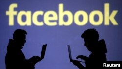 فیسبوک پرکاربرترین و پرطرفدارترین شبکهٔ اجتماعی در افغانستان است، هرچند به گونهٔ دقیق مشخص نیست که چه تعداد کاربر فیسبوک در افغانستان وجود دارد.