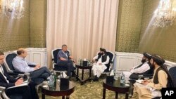 دیدار هیئت طالبان به سرپرستی ذبیح‌الله مجاهد، سخنگوی این گروه، با ضمیر کابولوف، فرستاده ویژه رئیس جمهوری روسیه به افغانستان، و هیئت روسیه‌ای. دوحه، یکشنبه ۱۰ تیر ۱۴۰۳