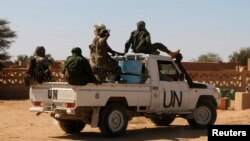 Des Casques bleus tchadiens patrouillent près d'Aguelhok, au Mali, le 24 janvier 2014.