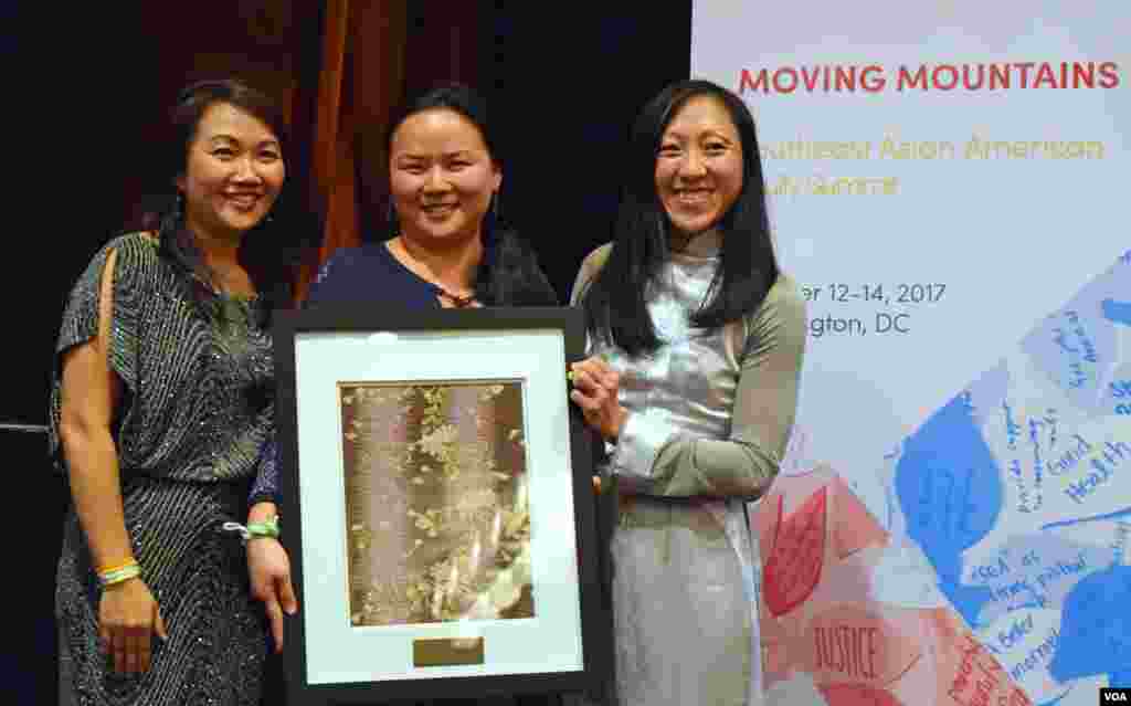 អ្នកស្រី Lian Cheun តំណាង​ឲ្យ​អង្គការ Khmer Girls in Action ប្រចាំ​នៅ​ទីក្រុង ឡុងប៊ិច រដ្ឋ កាលីហ្វរញ៉ា ឡើង​សម្តែង​ចំណាប់​អារម្មណ៍​ចំពោះ​ការ​ទទួល​បាន​ពានរង្វាន់​អ្នក​បង្កើត​ចលនា​ផ្លាស់ប្តូរ ពី​អង្គការ SEARAC នៅ​សណ្ឋាគារ Renaissance ក្នុង​រដ្ឋធានី វ៉ាស៊ីនតោន កាល​ពី​ថ្ងៃ​ទី​១៣ ខែ​តុលា ឆ្នាំ​២០១៧។ (ហុង ចិន្តា/VOA)