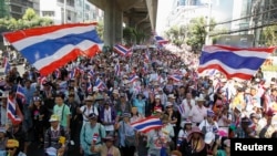 Para demonstran anti pemerintah menggelar aksi unjuk rasa di pusat kota Bangkok, 15 Januari 2014 (REUTERS/Chaiwat Subprasom).