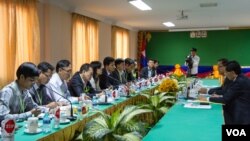 ក្នុងកិច្ចប្រជុំពិសេសមួយនៅរដ្ឋសភាជាតិនៅ​ថ្ងៃច័ន្ទនេះ លោក សម រង្ស៊ី ប្រធាន​គណបក្ស​សង្គ្រោះជាតិ បាន​ប្រាប់​ដល់​អ្នក​តំណាង​សង្គម​ស៊ីវិលជាង​១០នាក់ថា គណបក្ស​របស់​លោក​គឺមាន​គោលដៅ​តែមួយ៖ គឺមិន​ចង់​ឲ្យ​ច្បាប់​នេះ​អនុម័ត​ទេ កាលពីថ្ងៃទី២២ ខែមិថុនា ឆ្នាំ២០១៥។ (រូបថត៖ ហ៊ាន សុជាតា/VOA)