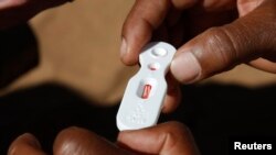 Seorang pekerja kesehatan Zambia menggunakan alat uji untuk mendiagnosa penualaran malaria dalam kampanye yang disebut Ekspedisi Zambesi untuk Memberantas Malaria di desa Matongo, sekitar 60 km dari Livingstone, 23 April 2008 (foto: Reuters/Thierry Roge)