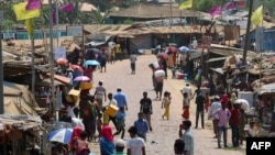 Para pengungsi Rohingya tidak menggunakan masker atau alat pelindung diri lainnya untuk mencegah penularan virus corona (COVID-19), memadati pasar di kamp pengungsi Kutupalong di Ukhia, 24 Maret 2020. (Foto: AFP)