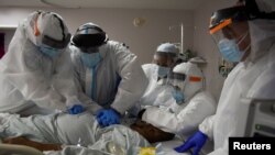 Joseph Varon, 58, kepala petugas medis di United Memorial Medical Center (UMMC), dan tim petugas kesehatan melakukan CPR pada pasien COVID-19 di UMMC, selama wabah COVID-19, di Houston, Texas. (Foto: Reuters)