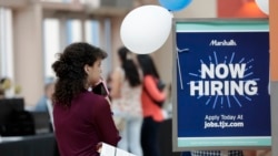 지난 10월 1일, 마이애미주에서 열린 취업 박람회에서 한 여성이 마샬 백화점에 지원하기 위해 차례를 기다리고 있다.