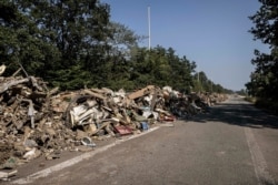 지난달 벨기에에 내린 폭우로 파손된 가재도구 등이 도로변에 쌓여있다.