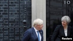 PM Inggris, Theresa May, berjalan di samping Menlu Boris Johnson, menyambut PM Ethiopia, Hailemariam Desalegn (tidak tampak dalam foto) di Downing Street sebelum pelaksanaan Konferensi Somalia, di London, Inggris tanggal 11 Mei 2017 (foto: Peter Nicholls/REUTERS)