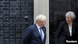 英国首相特蕾莎·梅和外交大臣约翰逊在首相府外面欢迎外宾（2017年5月11日）