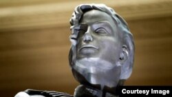 FILE - Patung Michael Jackson dari album HIStory yang dipertunjukan pedana di Las Vegas