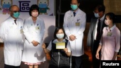 台湾总统蔡英文在台湾大学医院接种台湾自制的疫苗后出示自己的接种记录证明。（2021年8月23日）