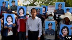 រូបឯកសារ៖ លោក រ៉ុង ឈុន ប្រធាន​សហភាព​សហជីព​កម្ពុជា ឈរ​ជាមួយ​នឹង​បាតុករ​លើក​រូបភាព​របស់​លោក​នាយករដ្ឋមន្ត្រី ហ៊ុន សែន និង​ភរិយា គឺ​លោកស្រី ប៊ុន រ៉ានី ខណៈ​ដែល​ពួកគេ​ស្នើ​សុំ​អត្ថប្រយោជន៍​ការងារ​សម្រាប់​ជួយ​កម្មករ ថ្ងៃ​ទី ២៩ ខែកក្កដា ឆ្នាំ​២០២០។