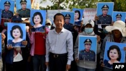 រូបឯកសារ៖ លោក រ៉ុង ឈុន ប្រធាន​សហភាព​សហជីព​កម្ពុជា ឈរ​ជាមួយ​នឹង​បាតុករ​លើក​រូប​របស់​លោក ហ៊ុន សែន និង​ភរិយា ខណៈ​ដែល​ពួកគេ​ស្នើ​សុំ​អត្ថប្រយោជន៍​ការងារ​សម្រាប់​ជួយ​កម្មករ ក្នុង​អំឡុងពេល​មាន​វិបត្តិ​ជំងឺ​កូវីដ១៩ ថ្ងៃទី២៩ ខែកក្កដា ឆ្នាំ២០២០។