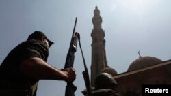 Pasukan keamanan Mesir berhasil menguasai masjid Al-Fatah di Lapangan Ramses, Kairo (17/8). 