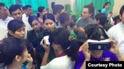 Nastavnice u Burmi isprobavaju uređaje za virtuelnu realnost koji pomažu u učenju.