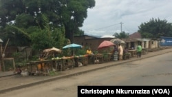 Quelques commerçants bravent la peur sur l’artère principale qui sépare les quartiers Cibitoke et Mutakura de la zone de Cibitoke à Bujumbura, Burundi. Un an jour pour jour, la crise au Burundi s'était déclenchée avec l'annonce dela candidature du Présid