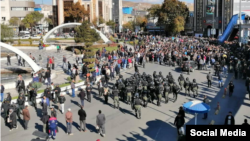 تصویری از اعتراضات مردم به گرانی بنزین در سنندج و حضور پر رنگ ماموران در این اعتراضات 