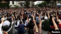 Para demonstran pro-demokrasi Thailand melakukan unjuk rasa menuntut pemerintah untuk mundur dan membebaskan pemimpin mereka dalam aksi di Bangkok, Kamis (15/10).