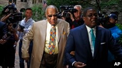 Bill Cosby, center, arrives for jury selection in his sexual assault case at the Allegheny County Courthouse, May 22, 2017, in Pittsburgh, Pennsylvania. 