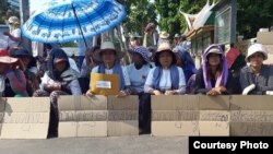 អតីត​អ្នក​ធ្លាប់​រស់​នៅ​តំបន់​បឹងកក់​ធ្វើ​ការ​តវ៉ា​នៅ​មុខ​សាលា​រាជធានី​ភ្នំពេញ​កាល​ពី​ថ្ងៃ​ព្រហស្បតិ៍​ទី​៧ ខែ​ឧសភា ឆ្នាំ​២០១៥។ (រូបថត​ផ្តល់​ឲ្យ)