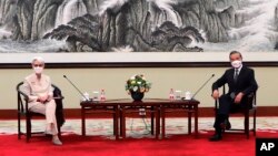 នៅ​ក្នុង​រូបថត​ដែល​ផ្ដល់​ឱ្យ​ដោយ​ក្រសួង​ការបរទេស​សហរដ្ឋ​អាមេរិក​នេះ បង្ហាញ​ពី​អនុរដ្ឋមន្ត្រី​ការបរទេស​សហរដ្ឋ​អាមេរិក អ្នកស្រី Wendy Sherman (ឆ្វេង) និង​រដ្ឋមន្ត្រី​ការបរទេស​ចិន លោក Wang Yi អង្គុយ​ពិភាក្សា​គ្នា​នៅ​ទីក្រុង Tianjin ប្រទេស​ចិន ថ្ងៃទី២៦ ខែកក្កដា ឆ្នាំ២០២១។