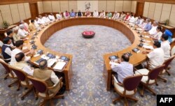 Perdana Menteri India Narendra Modi (tengah) mengadakan sidang kabinet pertama, di New Delhi pada 10 Juni 2024. (Foto: AFP)