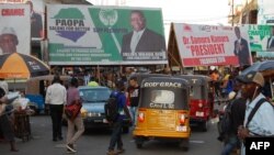 Les affiches électorales des deux candidats à la présidentielle, Julius Maada Bio et Samura Kamara, qui s'affronteront lors du second tour des élections du 27 mars, dans le centre de Freetown le 12 mars 2018. 