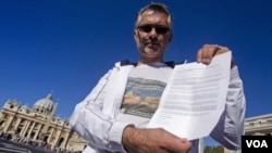 Alberto Sala, yang mengaku mengalami pelecehan seksual oleh seorang Pastur saat anak-anak, membawa surat protes kepada Paus di Lapangan St. Peter, Vatikan (foto: dok).