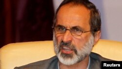 Pemimpin oposisi Suriah di pengasingan Mouaz al-Khatib bersedia merundingkan perdamaian dengan Wakil Presiden Suriah Farouk al-Sharaa, Senin, 4 Februari 2013. (Foto: dok). 