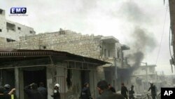 Foto dari kelompok aktivis anti pemerintah Suria EMC menunjukkan anggota kelompok pemberontak "White Helmets" atau Pertahanan Sipil Suriah, di sebuah jalan yang terkena serangan udara Rusia, di kota Maarat al-Nuaman, provinsi Idlib, Suriah.