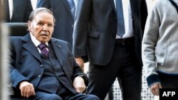  Le président algérien Abdelaziz Bouteflika arrive à un bureau de vote à Alger le 23 novembre 2017.