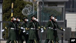  지난달 16일 중국 베이징 내 각국 공관이 밀집한 지역에서 경찰들이 경계 근무를 서고 있다. 