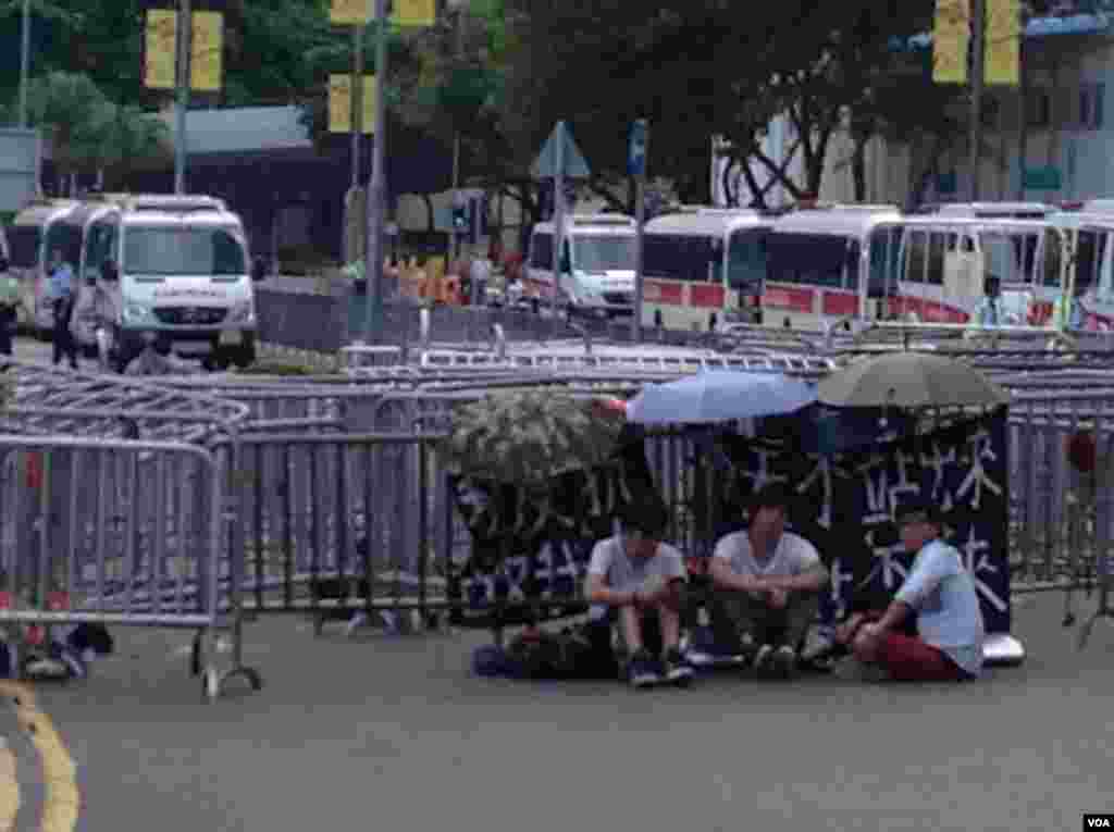 数千香港市民云集政府总部声援被困公民广场学生（美国之音图片／海彦拍摄）