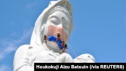 ინდონეზიაში ბუდისტური ღმერთის 57-მეტრიან ქანდაკებას ნიღაბი გაუკეთეს