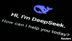 DeepSeek est une startup chinoise fondée en 2023 par Liang Wenfeng, dirigeant du fonds spéculatif quantitatif High-Flyer basé sur l'intelligence artificielle.