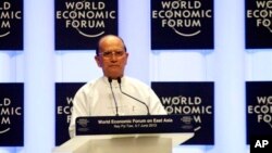 លោក Thein Sein ប្រធានាធិបតី​ភូមា​ថ្លែង​នៅ​ក្នុង​ពិធី​បើក​វេទិកា​សេដ្ឋកិច្ច​ពិភពលោក (World Economic Forum) នៅ​រដ្ឋធានី​ណៃពិដោ កាល​ពី​ថ្ងៃ​ទី​៦ ខែ​មិថុនា ឆ្នាំ​២០១៣។