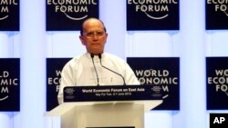 Presiden Burma Thein Sein memberikan pidato saat membuka Forum Ekonomi Dunia untuk Asia Timur di Naypyitaw, hari Kamis (6/6).