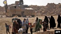 ជនស៊ីវិលចាកចេញពីភូមិ Baghouz នៅប្រទេសស៊ីរី។ 