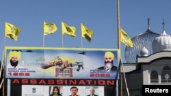 锡克教领袖哈迪普·辛格·尼贾尔(Hardeep Singh Nijjar)2023年6月在加拿大不列颠哥伦比亚省萨里的锡克教古德瓦拉寺庙被暗杀。2023年9月18日在该锡克教寺庙外仍可见悼念逝者的标牌。 （路透社图片）