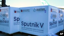 Vaksin COVID-19, Sputnik V, buatan Rusia tiba di Bandara Internasional Imam Khomeini, 4 Februari 2021. (Foto: Saeed Kaari/IKAC via AP)