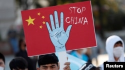 维吾尔人在土耳其伊斯坦布尔举行抗议活动。（2020年10月1日）